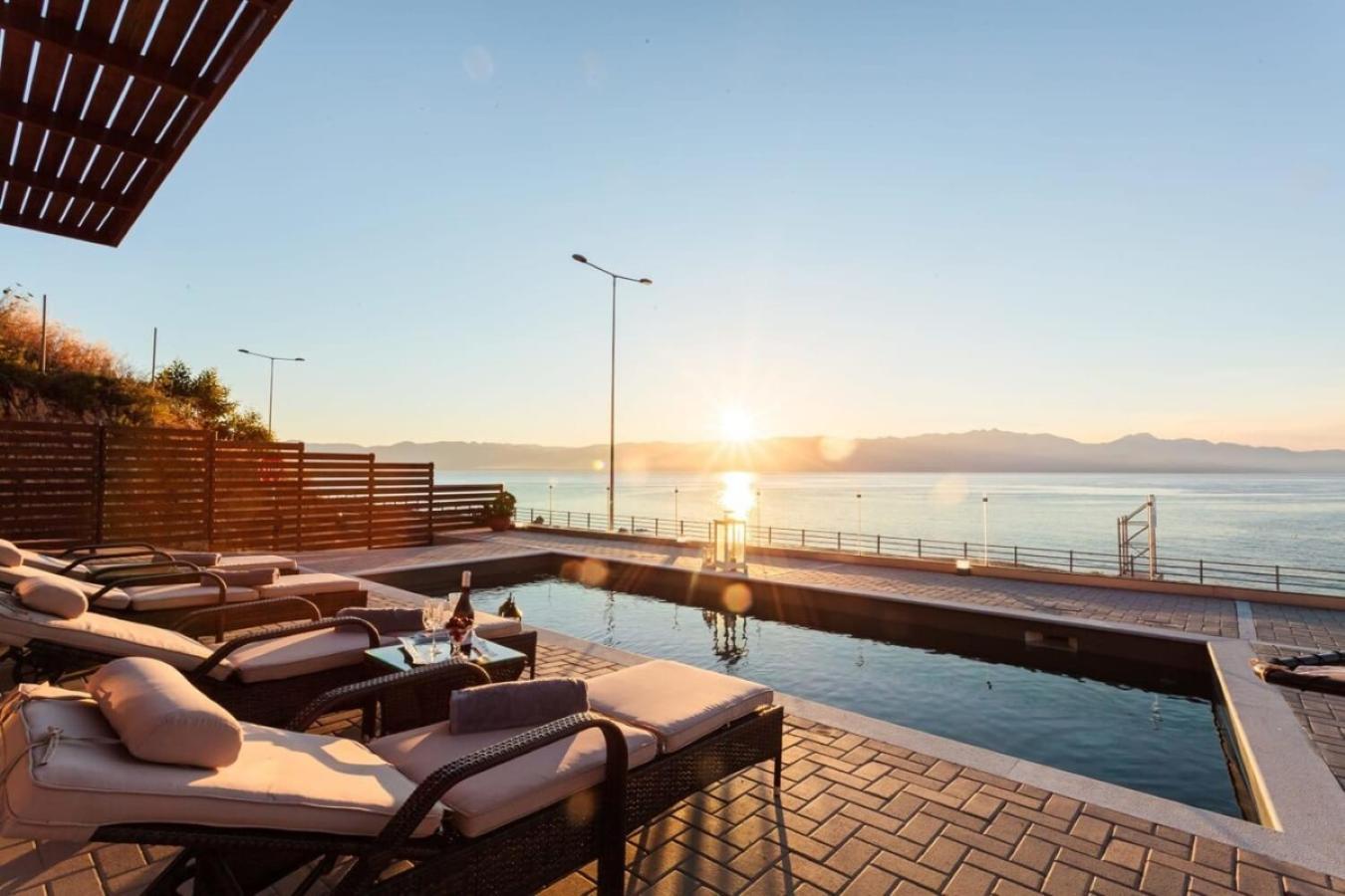 Seaside Summer Bliss - Aurora Luxury Pool Paradise Petalídhion Dış mekan fotoğraf